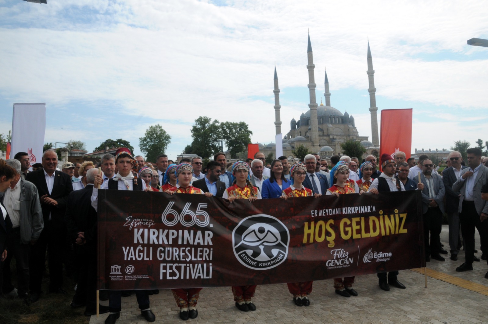 Edirne'de 665’inci Tarihi Kırkpınar Yağlı Güreşleri pehlivanların er meydanına çıkmasıyla başlarken, tarihi Selimiye Meydanı'nda gerçekleştirilen geleneksel 'ağa karşılama' töreninde birlik, beraberlik ve ata sporuna destek mesajları vurgulandı.